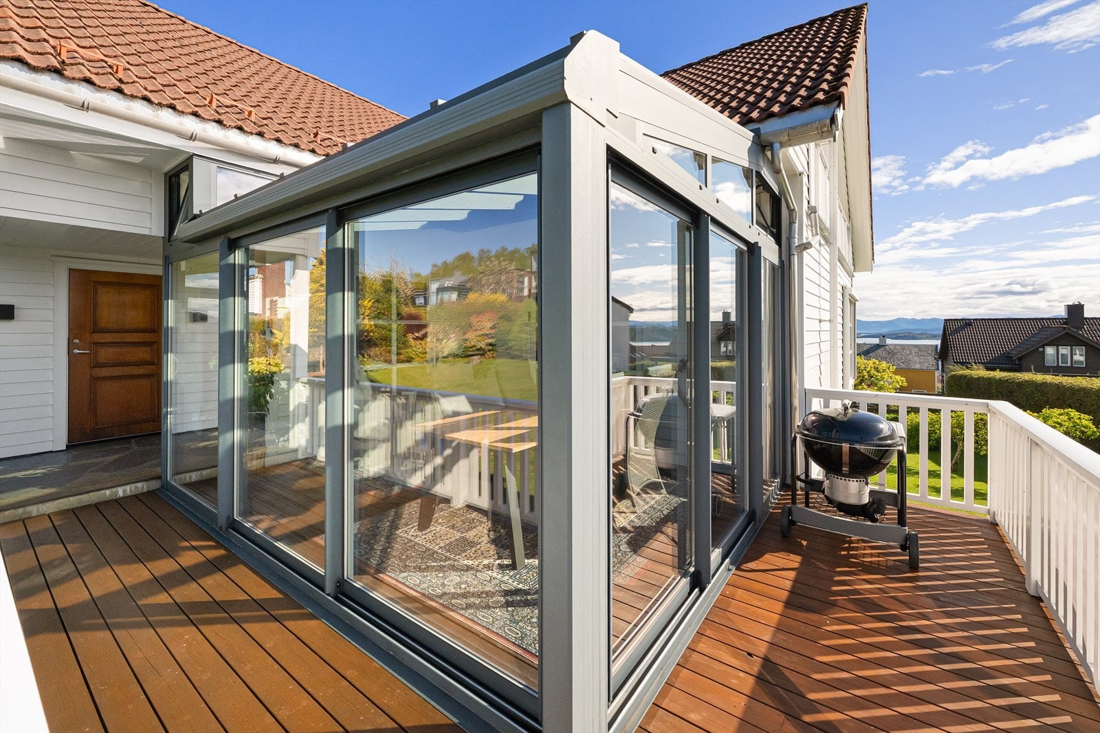 Terrassen har skyvbare glassfelt som gir fleksibel bruk gjennom året. Galleribilde