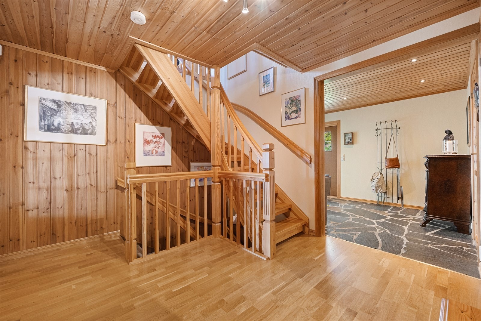 Den lakkerte trappen, ny i 2001, binder sammen første og andre etasje. Galleribilde