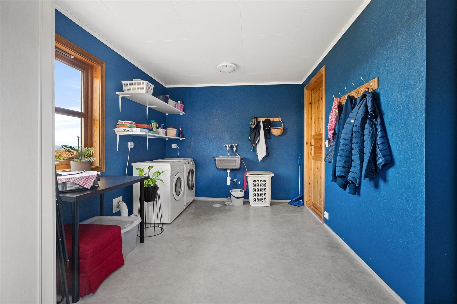 Praktisk vaskerom med egen biinngang, opplegg for vaskemaskin og utslagsvask. Galleribilde