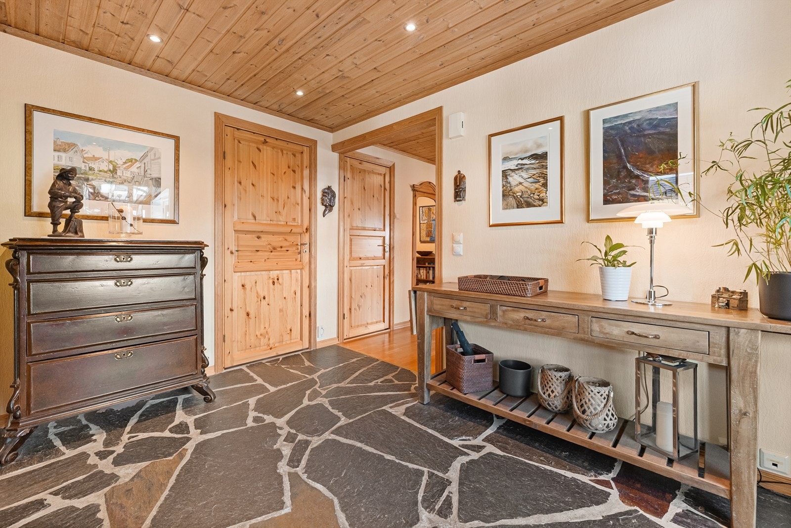 Entréen har slitesterkt gulv av skiferstein og rikelig med plass for møblering. Galleribilde