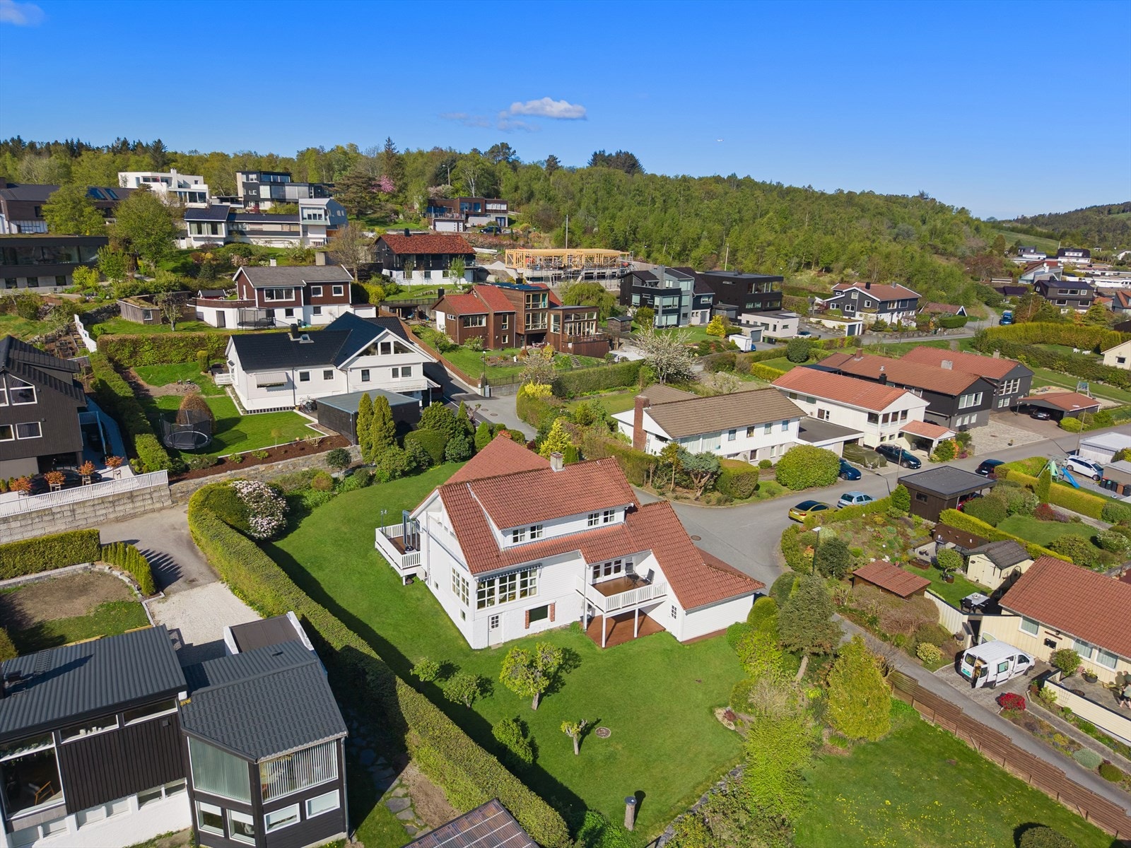 Boligen ligger i et skrånende terreng, noe som sikrer god utsikt. Galleribilde