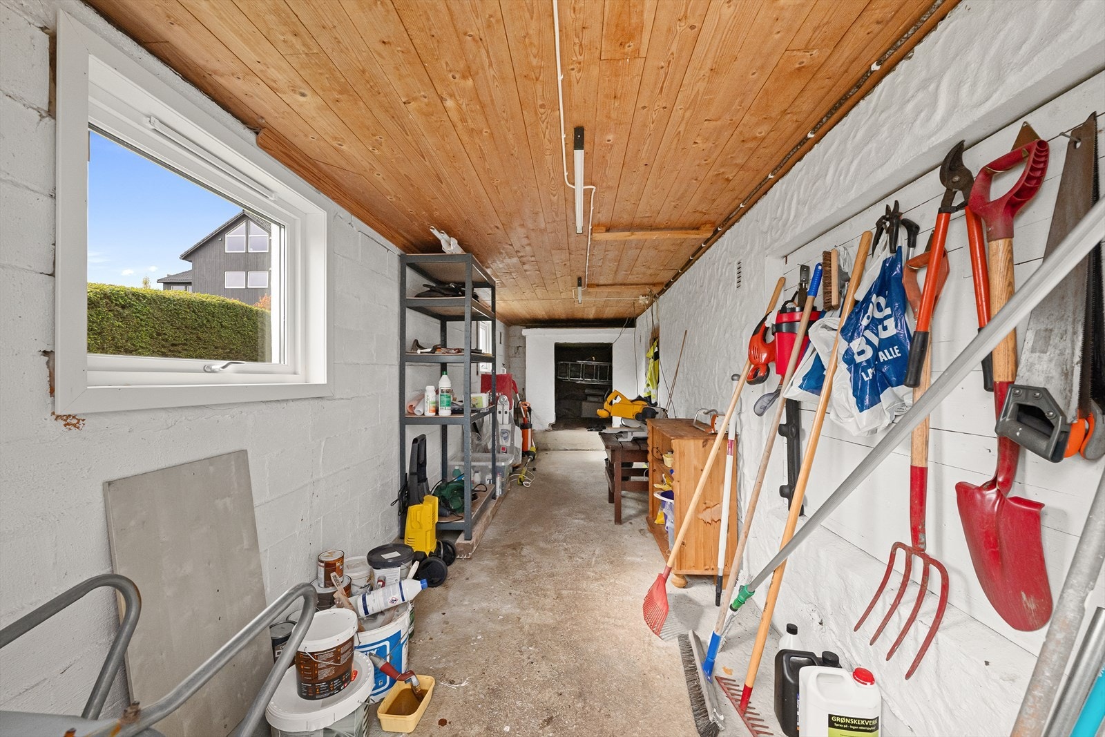 I tillegg til boder inne, har boligen et kjellerrom med adkomst kun fra utsiden. Galleribilde
