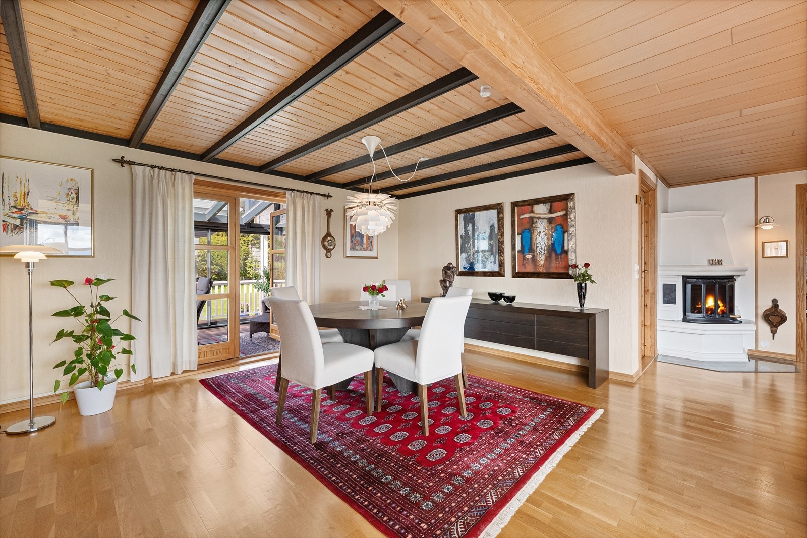 Spisestuen har utgang til den innglassede terrassen, og en vedovn for ekstra varme og hygge. Galleribilde