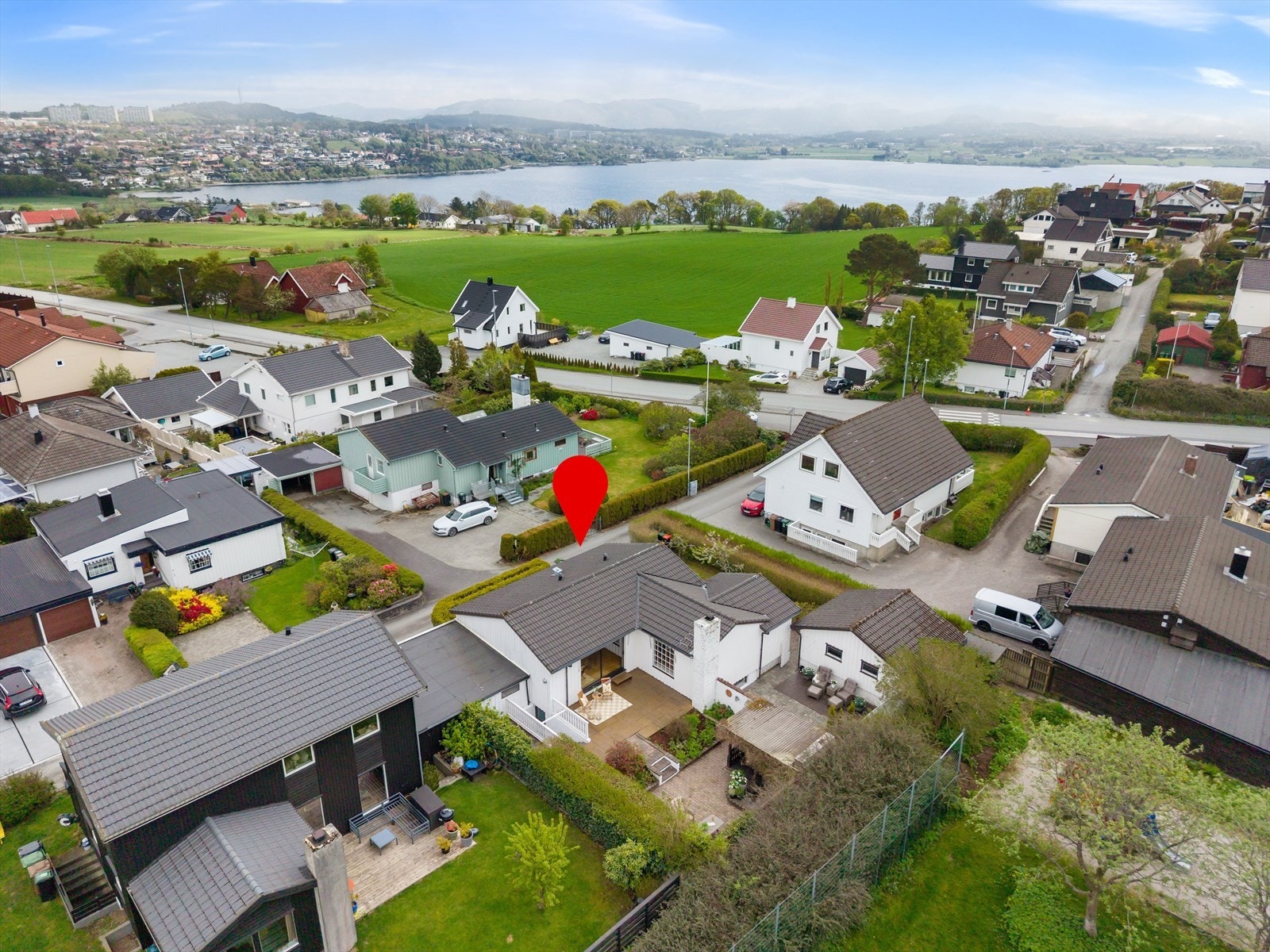 Meget barnevennlig område. Her har du lekeplass, balløkke, fjorden og turområder like ved, samt kort vei til skole og nærbutikk. Galleribilde