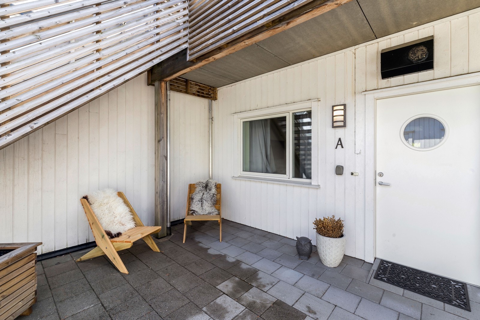 Hyggelig uteplass med morgensol ved inngangsparti. Galleribilde