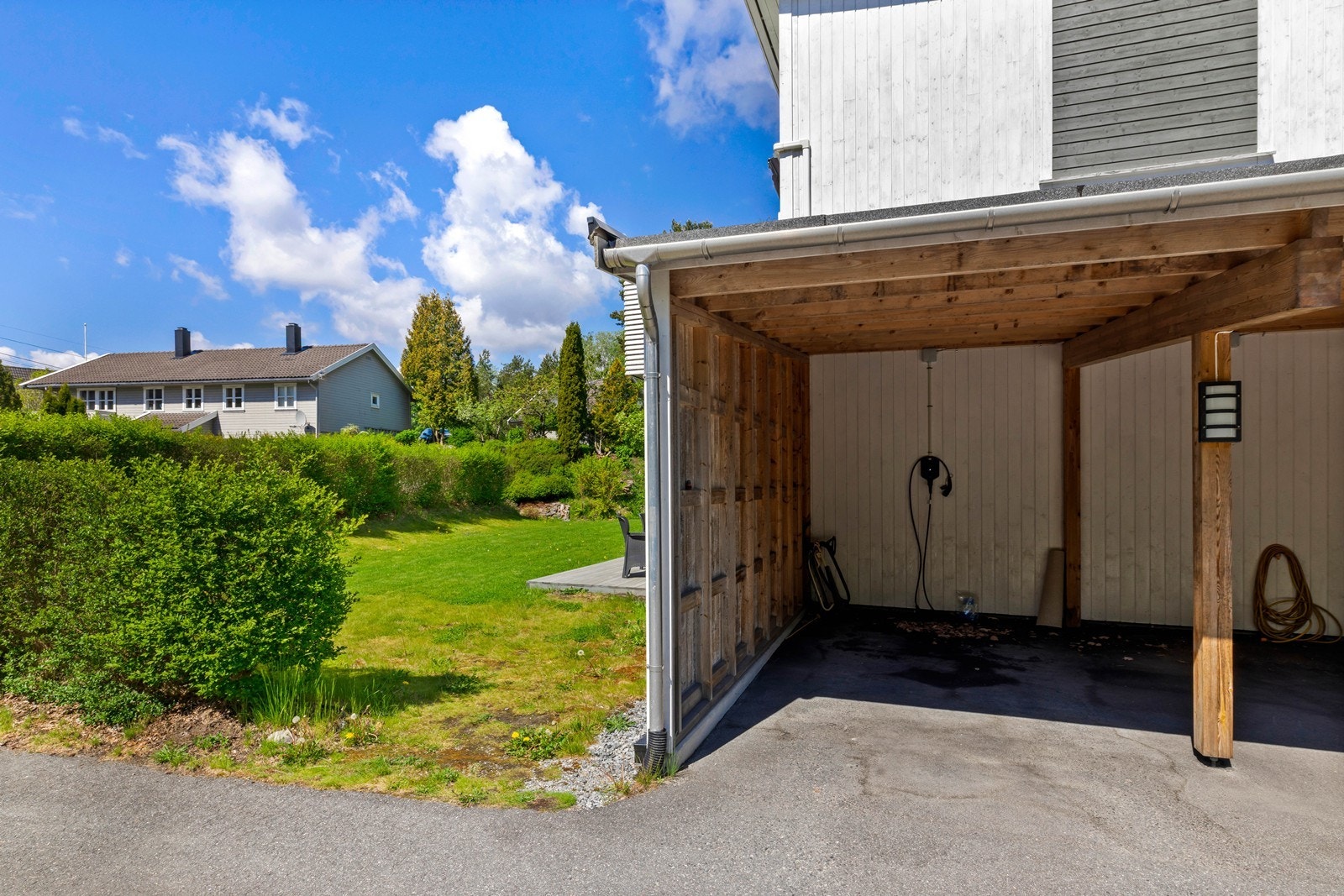 Parkering i Car-port med el-bil lader. Galleribilde