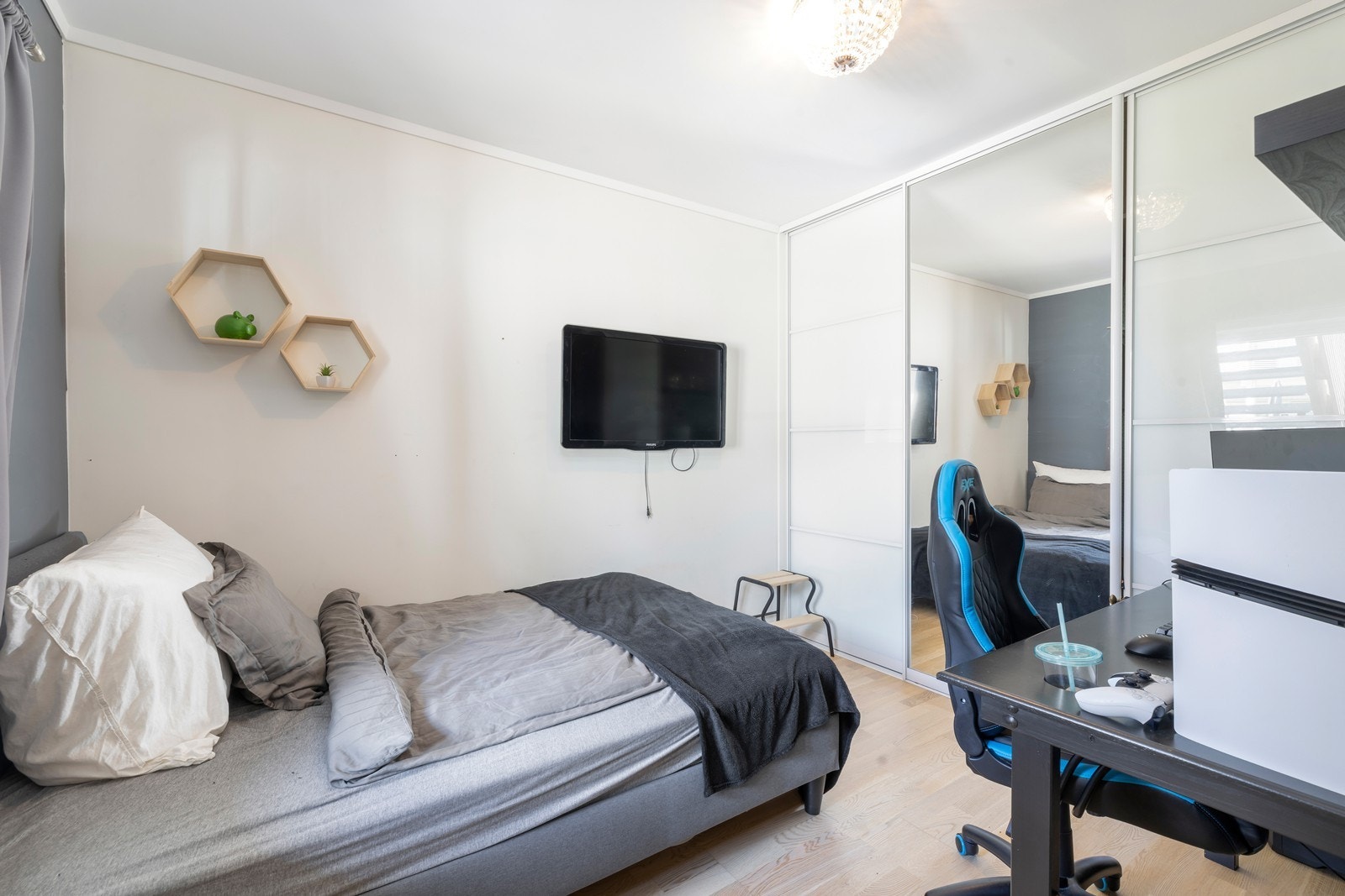 Soverom med skyvedørsgarderobe. Galleribilde