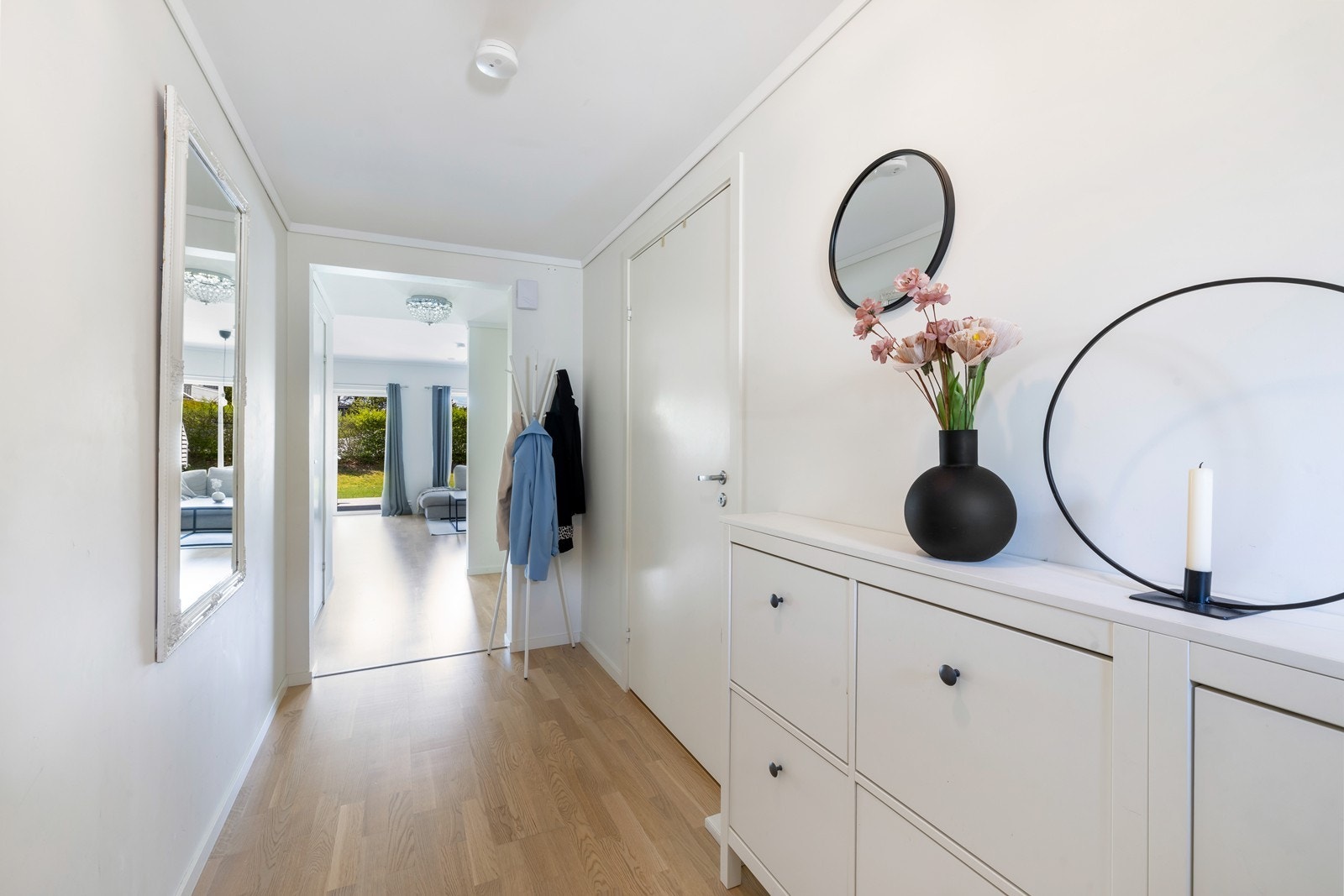 Adkomst til bad og soverom fra entré. Galleribilde