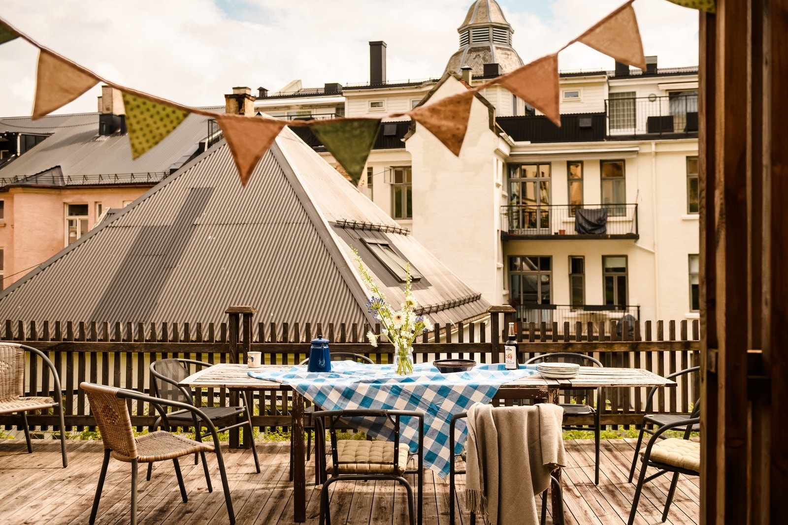 Den store, felles uteplassen gir gode muligheter for sosiale lag og grilling på sommerdager. Galleribilde