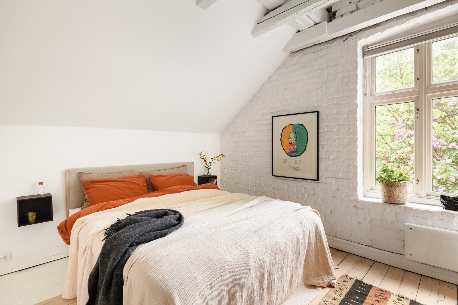 Vinduene med 2-lags isolerglass er fra 2008 og vender ut mot den rolige bakgården. Galleribilde
