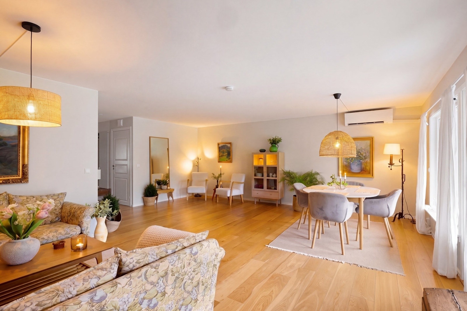 Boligen har masser av plass og muligheter for flere sittegrupper Galleribilde