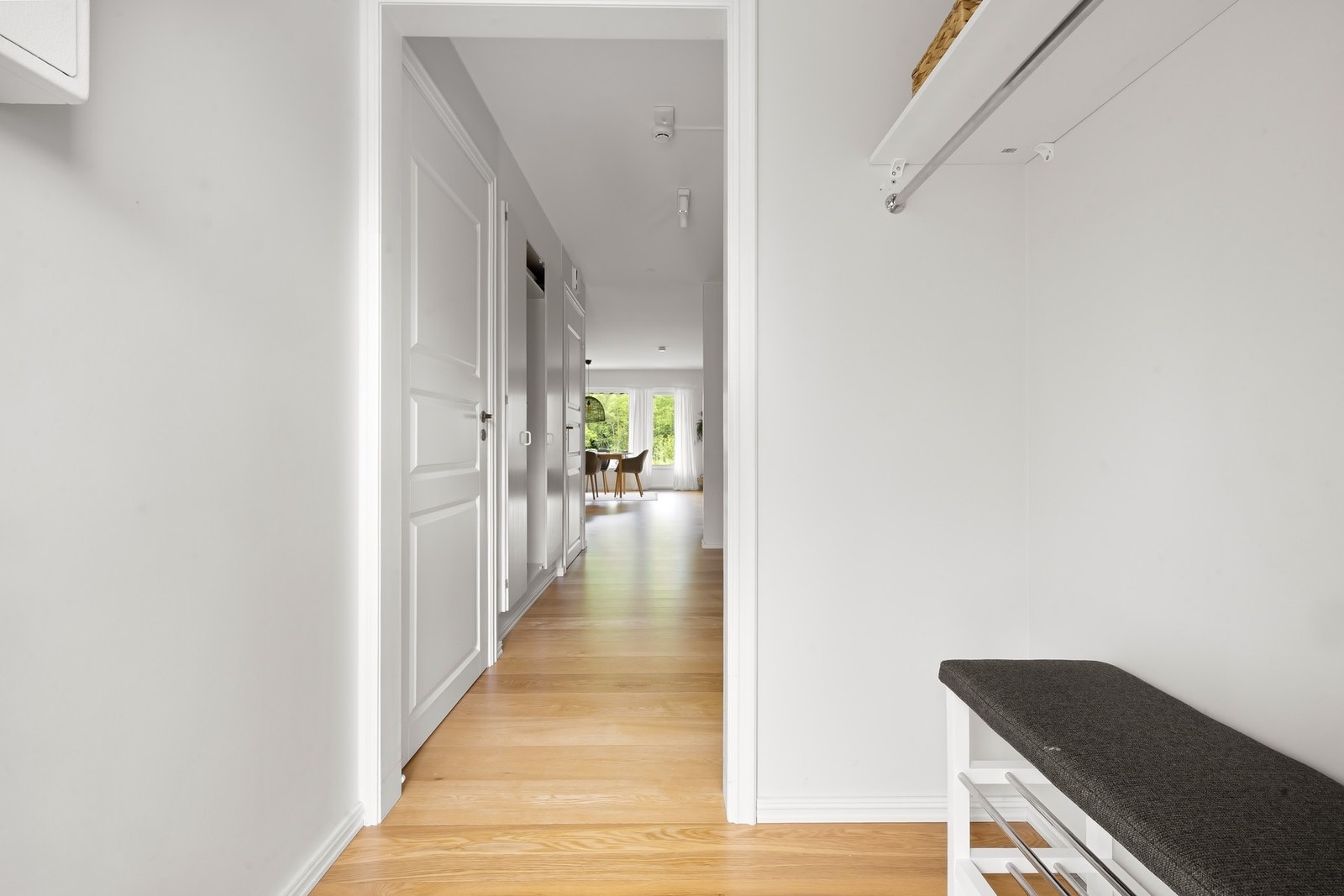 Velkommen inn! Leiligheten har god plass for oppheng av yttertøy ved entré Galleribilde