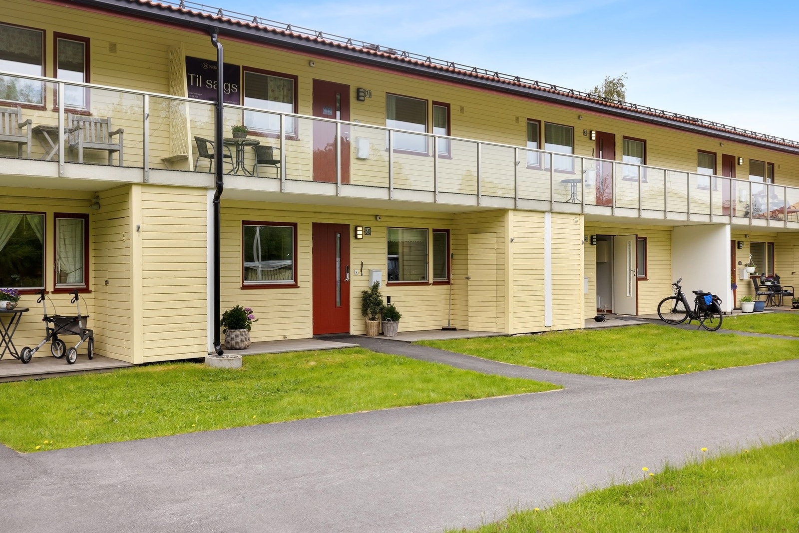 Ta med deg frokosten ut og nyt morgensolen fra terrassen Galleribilde