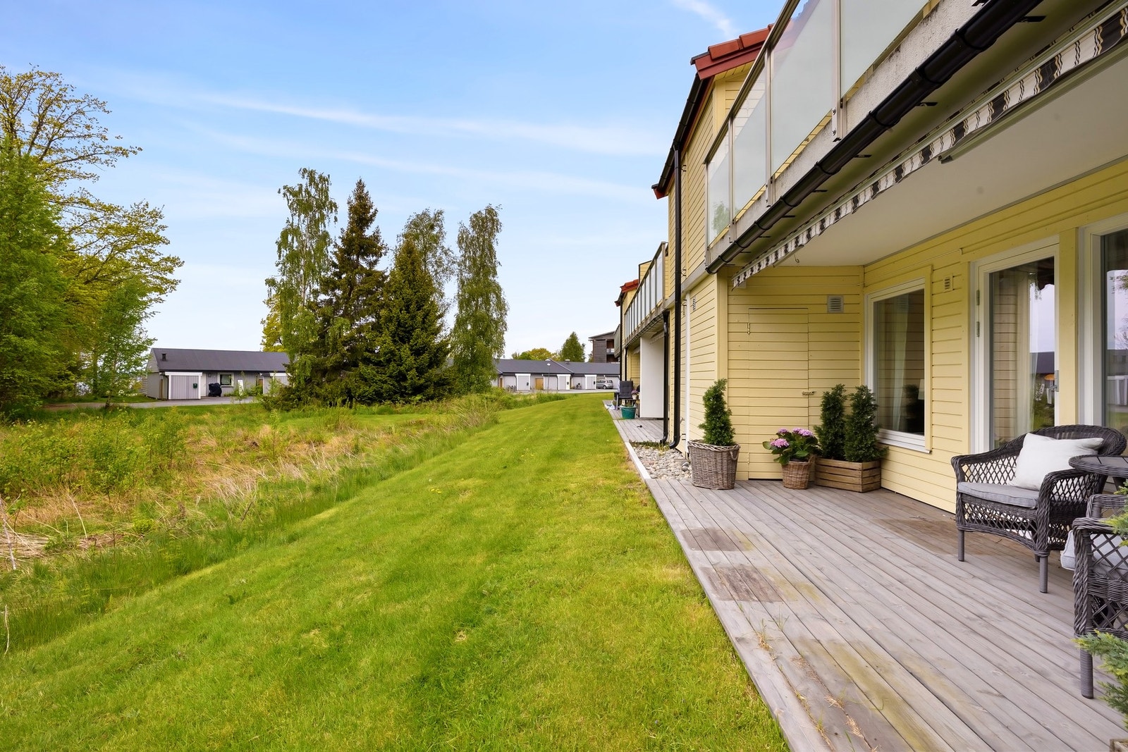 Med sydvestvendt terrasse har du sol fra ca. 13:30 til den går ned Galleribilde