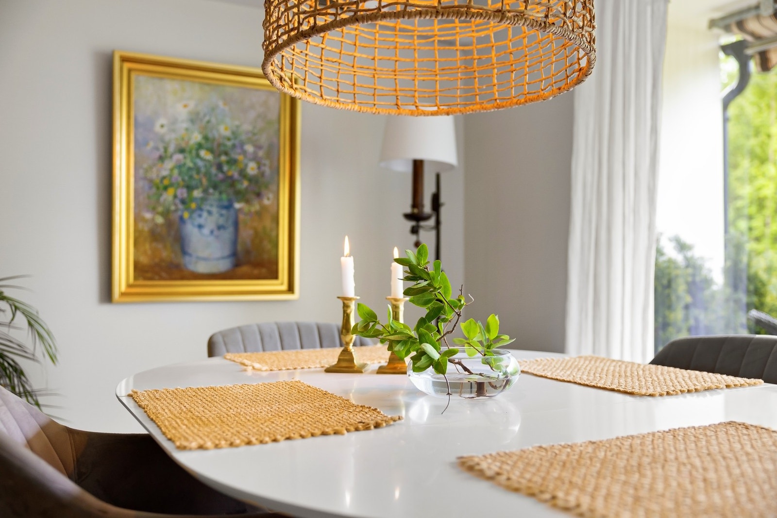 Fra stuen er det utgang til stor terrasse og "hage" Galleribilde