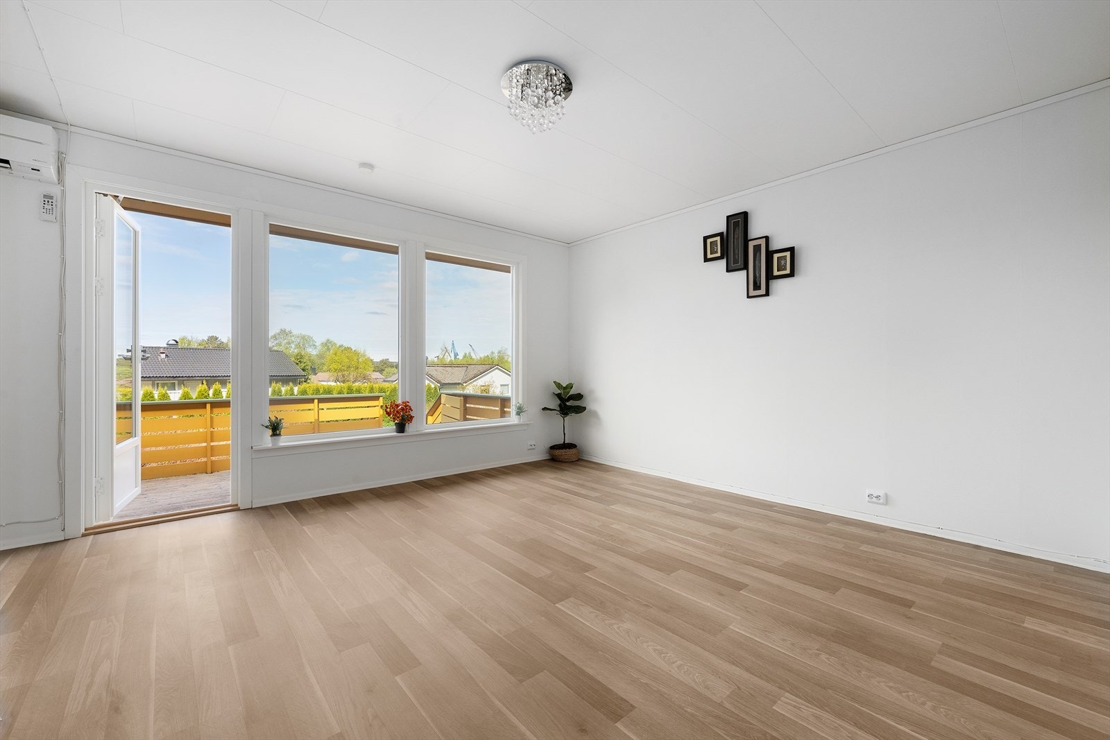 Stue med store vindusflater Galleribilde