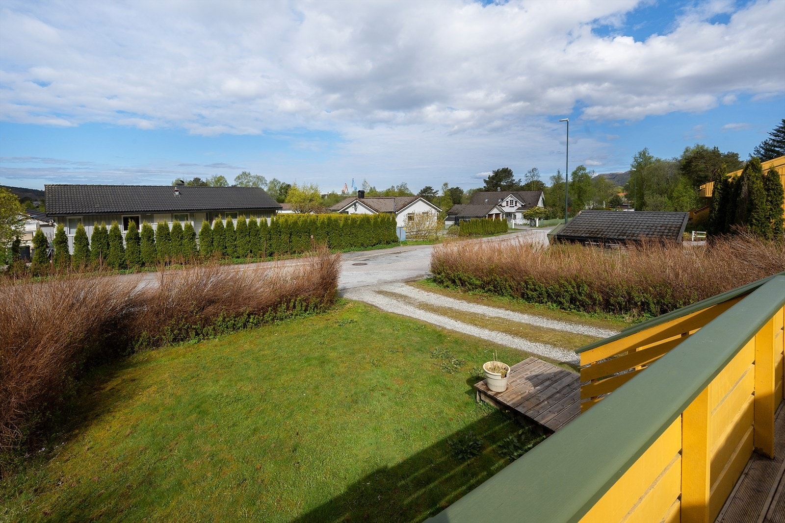Hage med plen mellom boligen og veien Galleribilde