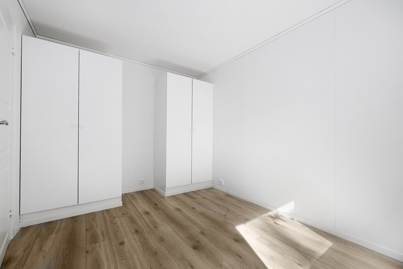 Det er to garderobeskap i soverommet. Galleribilde