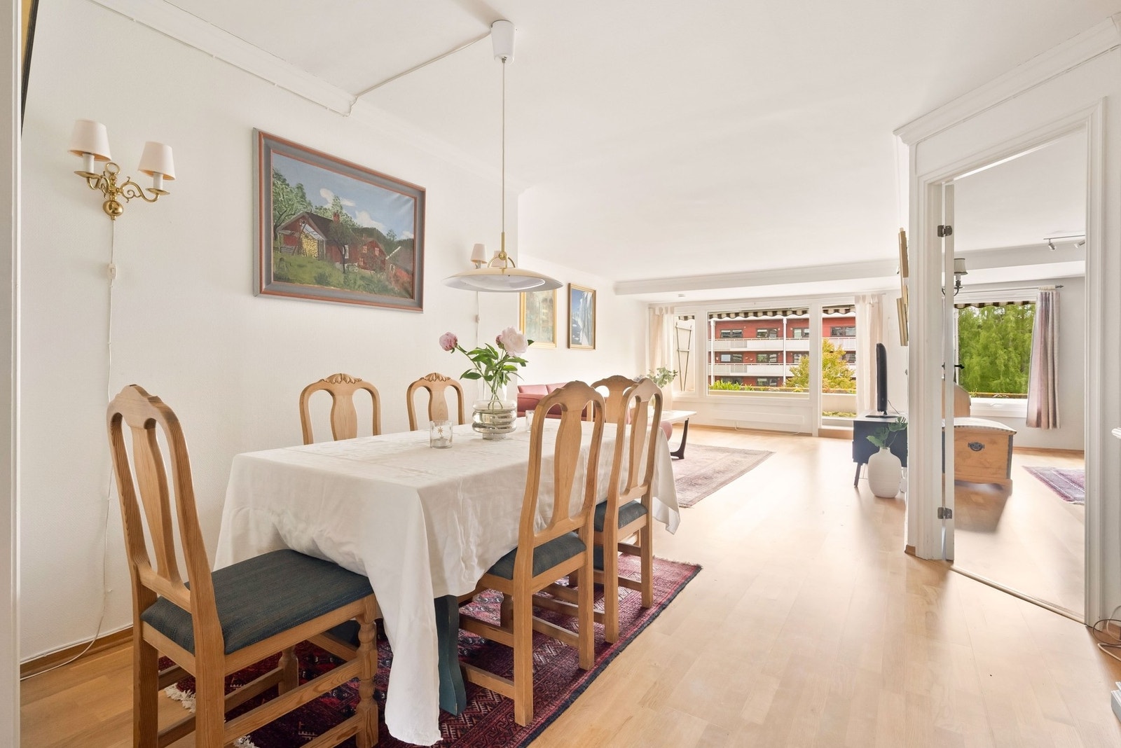 Videre inn til en lys og romslig stue Galleribilde