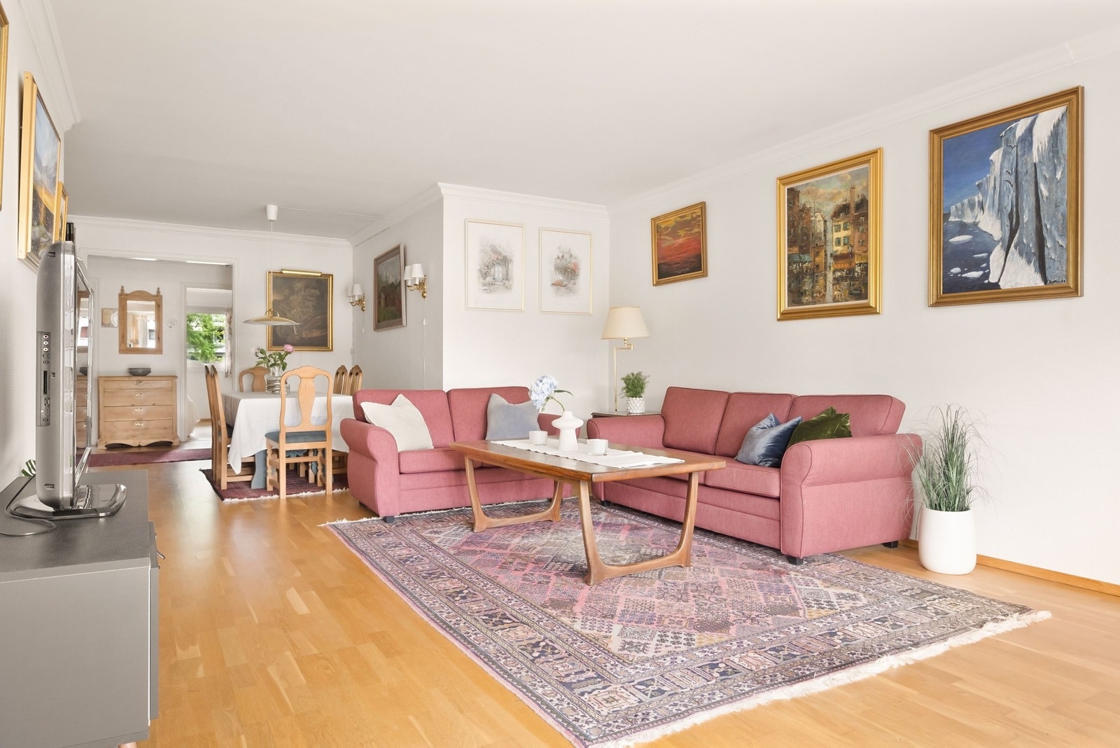 En lys og gjennomgående 4-roms leilighet Galleribilde