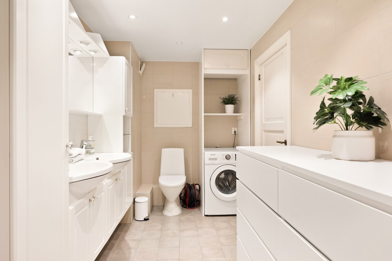 Det er opplegg for vaskemaskin på badet Galleribilde