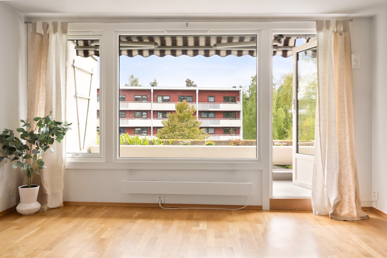 Fra stuen er det adkomst ut til balkongen Galleribilde