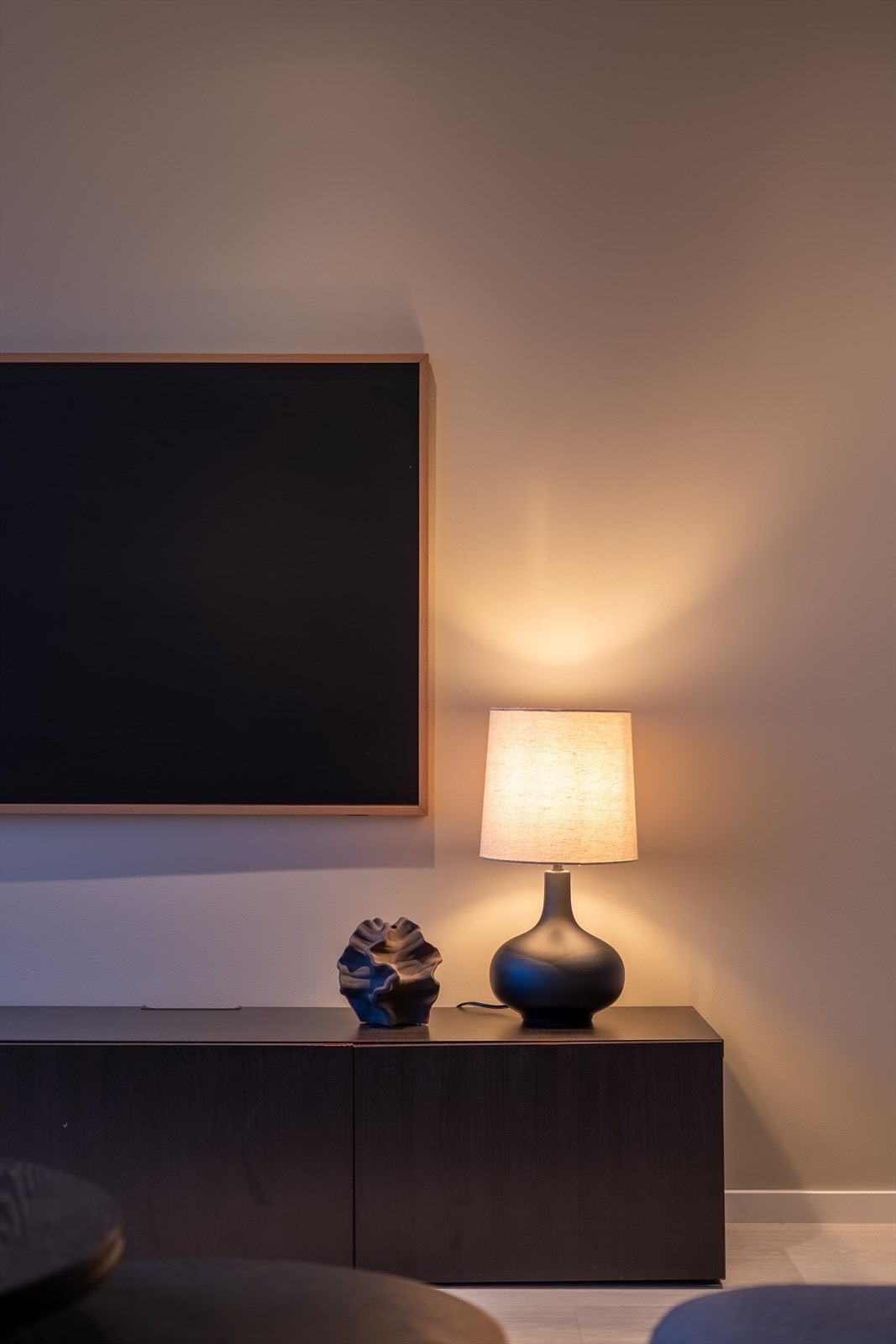 Lekre detaljer og nyoppussede overflater går igjen i hele boligen. Galleribilde