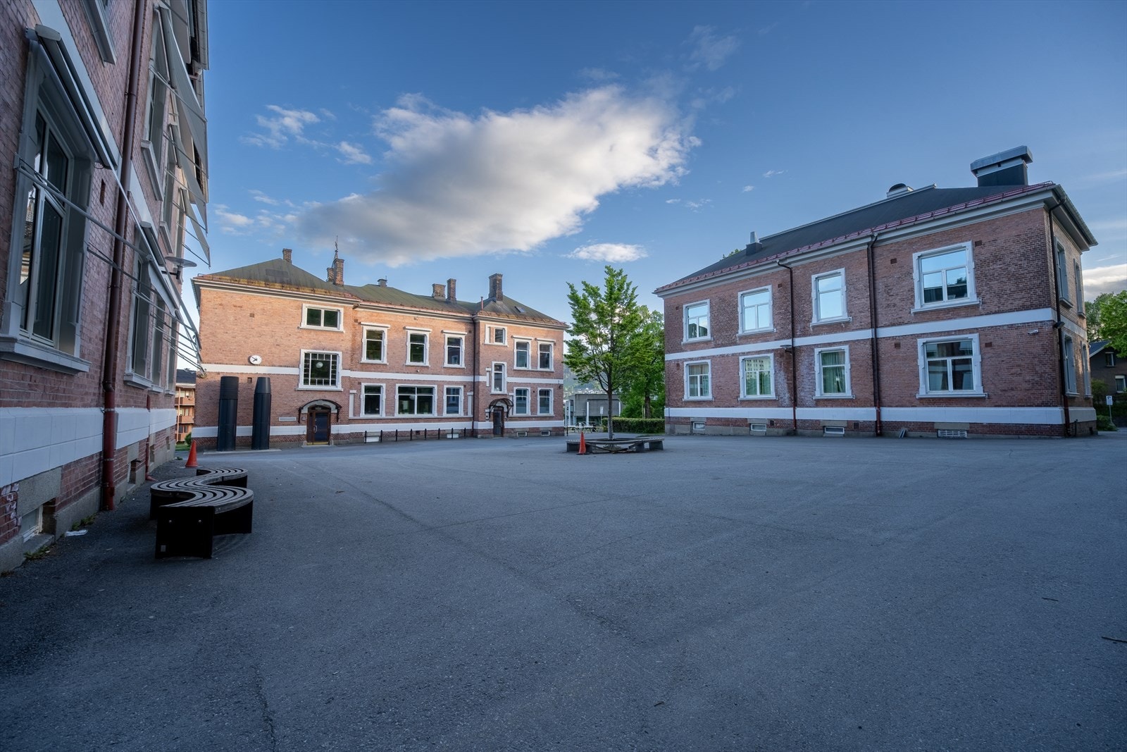 Nærmeste skole er Børresen Ungdomsskole. En eldre velbevart skole med ca. 330 elever i 8-10 trinn. Galleribilde