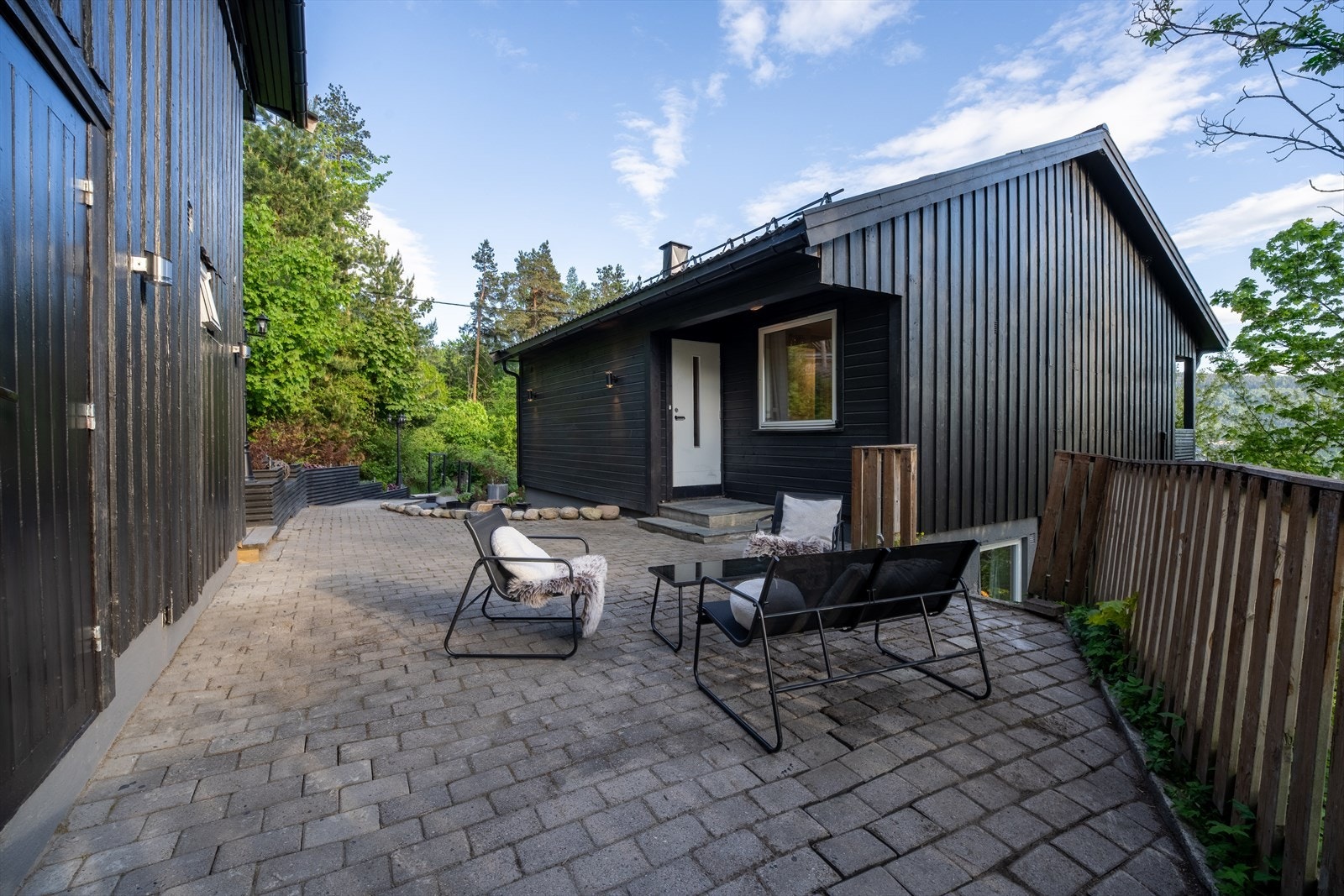 Baksiden av boligen byr på nok en koselig uteplass! Galleribilde