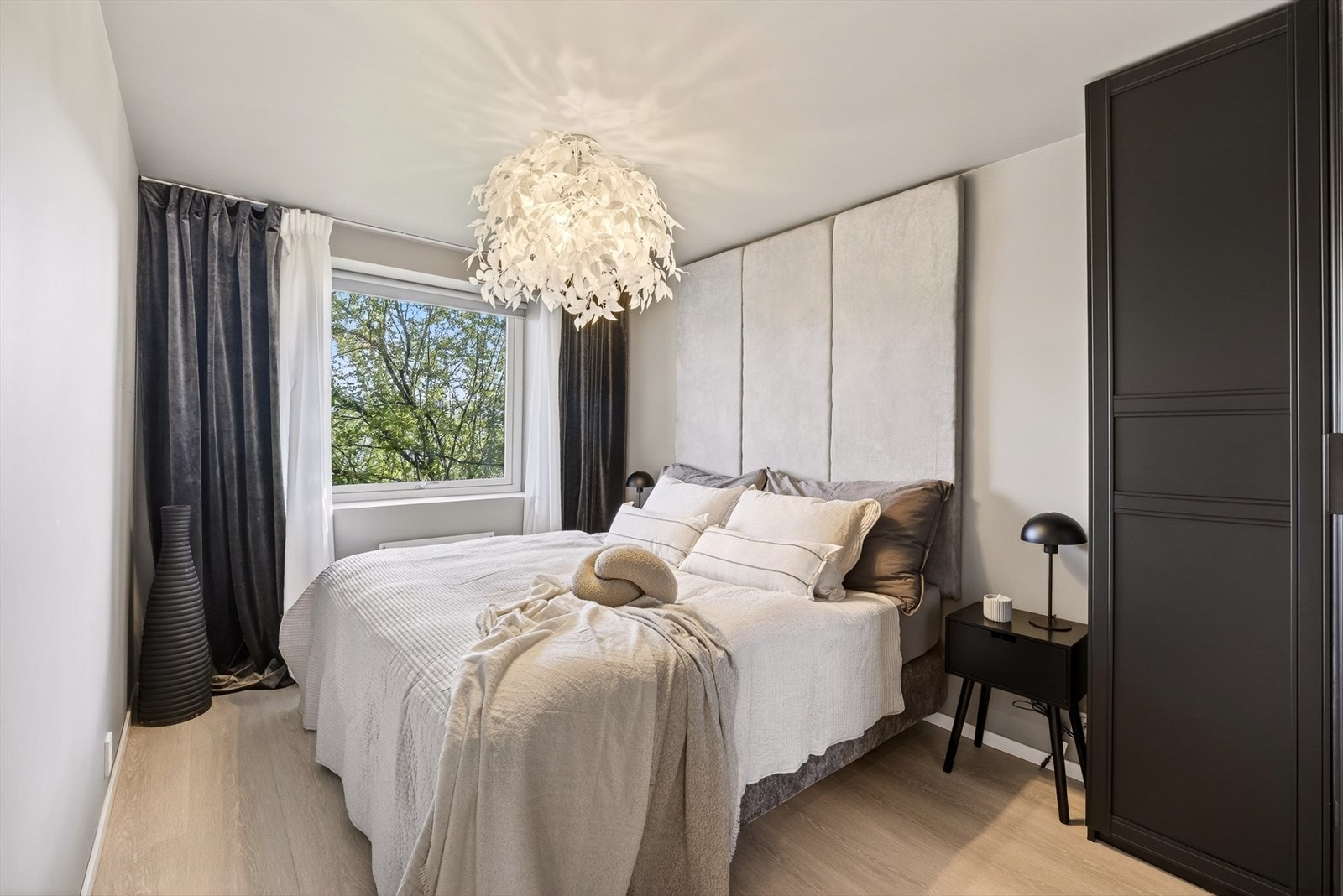 Soverom 1 - Boligens hovedsoverom fremstår romslig og har god plass til både dobbeltseng, garderobe og nattbord. Galleribilde