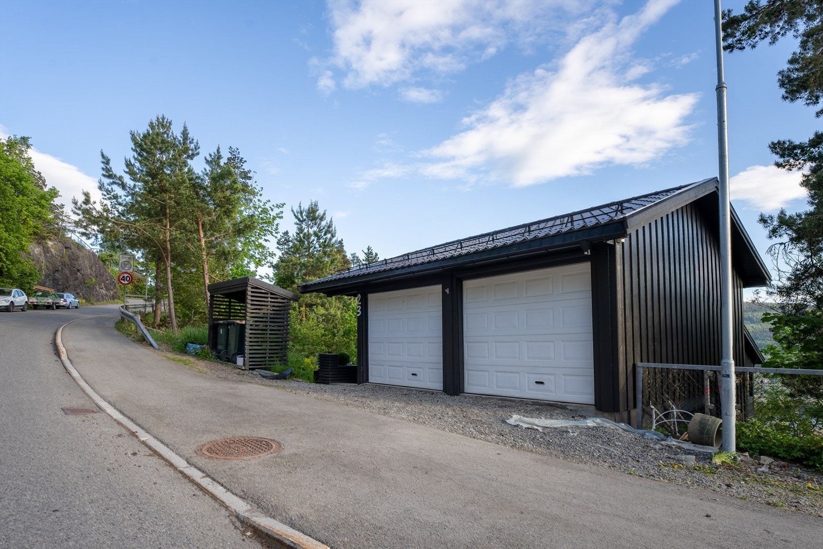Eiendommen har flere parkeringsmuligheter, bla. dobbelgarasje ved inngang og gateparkering etter gjeldene bestemmelser. Galleribilde
