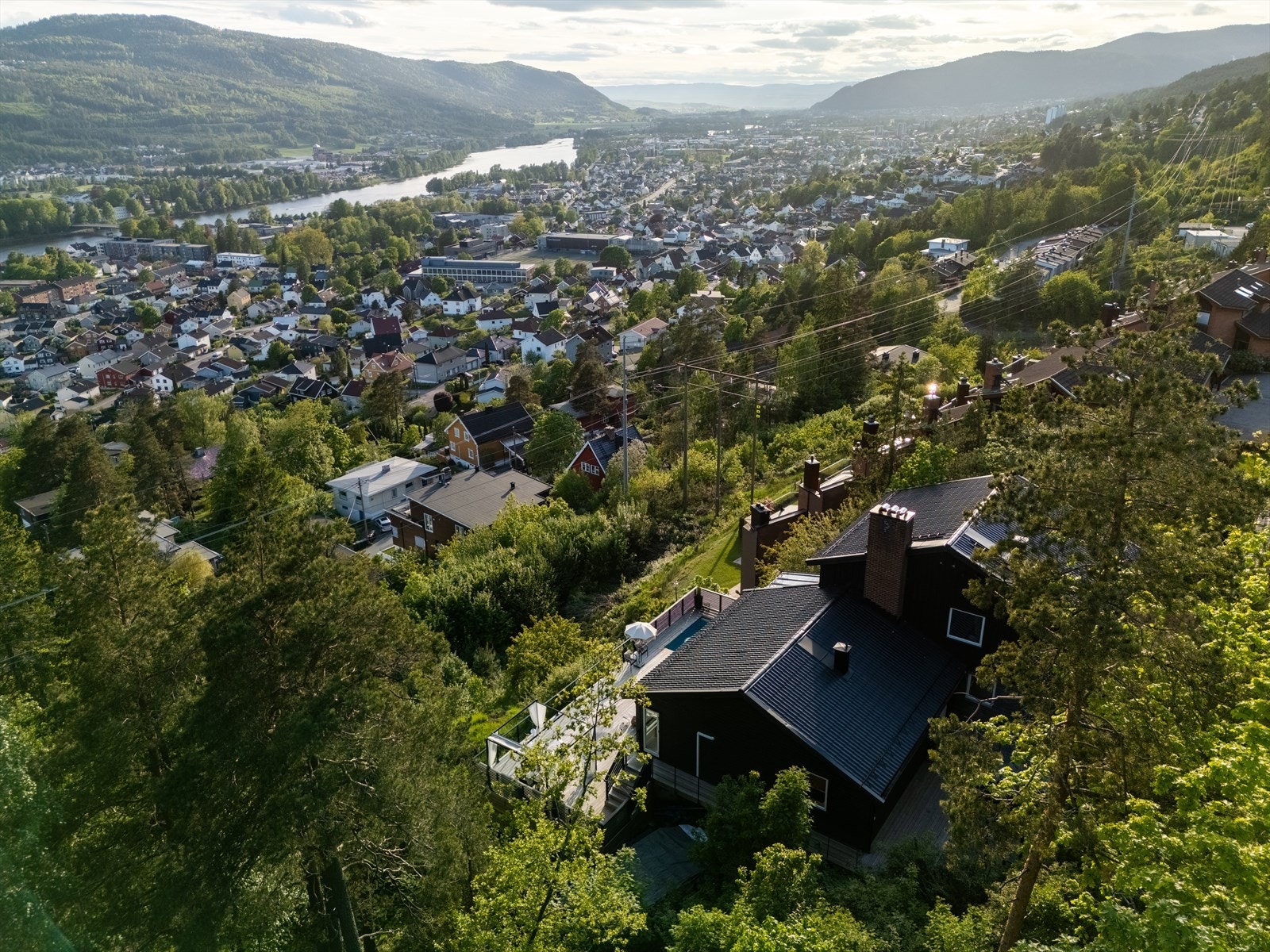 Området byr på en vidstrakt utsikt over Drammen og videre mot Solbergelva og Konsberg. Galleribilde