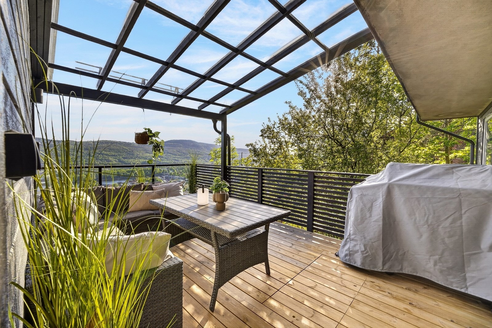 Overbygget pergola som skaper en lun og hyggelig uteplass med gode møbleringsmuligheter. Galleribilde