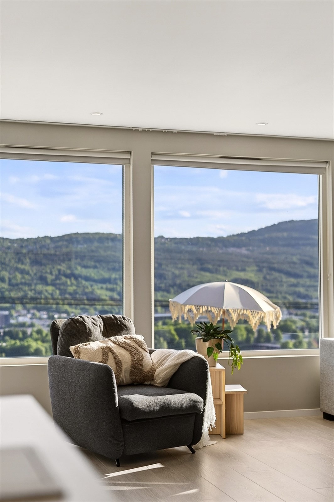 Store vinduer er med på å gi boligen rikelig lysinnslipp. Galleribilde