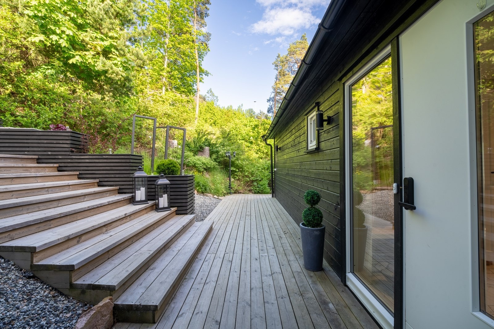 Uteområdene er pent opparbeidet med treverk, beplantning og grus. Galleribilde