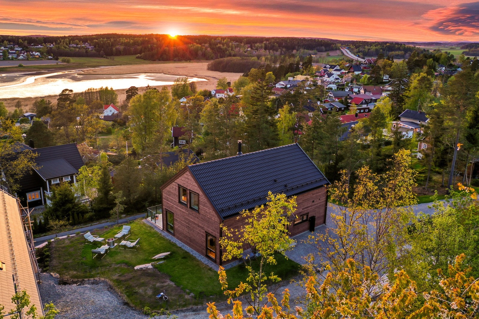 Nybygd bolig fra 2023 - elegant utformet m/ store vindusflater som gir fantastisk utsikt mot sjøen. Eiet tomt, opparbeidet hage med gressplen og nyplantet hekk. Galleribilde