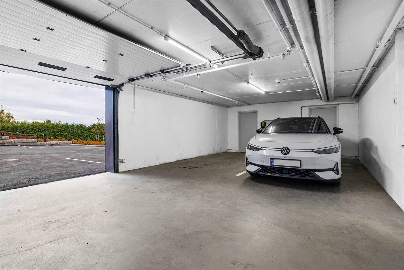 Det medfølger en parkeringsplass med ladeabonnement og kjellerbod til leiligheten. Galleribilde