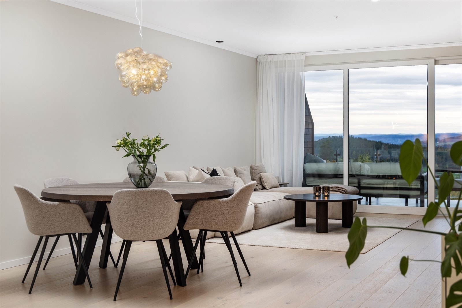 Leiligheten har gjennomgående høy standard med kvalitetsbevisste farge- og materialvalg. Galleribilde