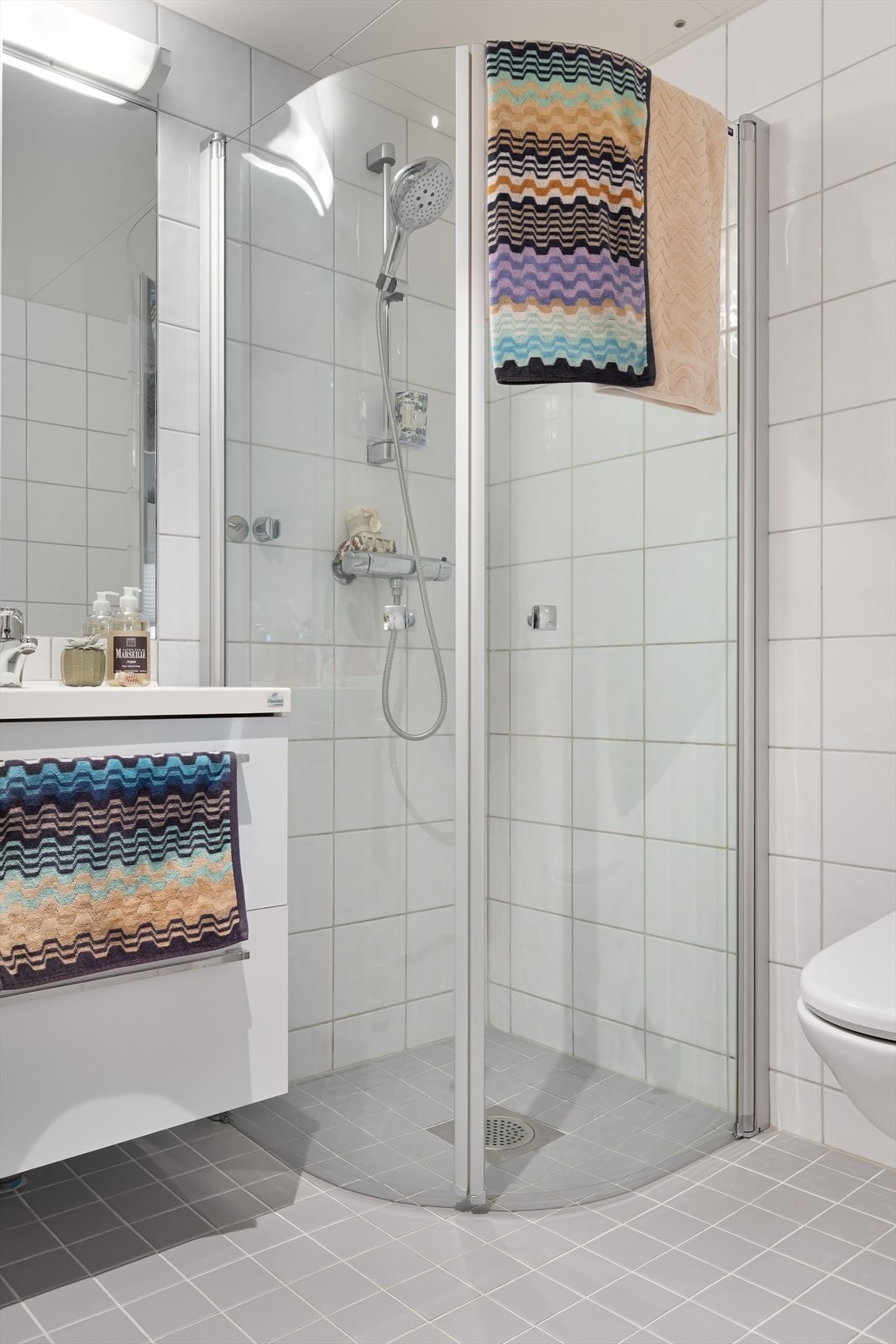 Badet oppleves som romslig og velholdt. Galleribilde