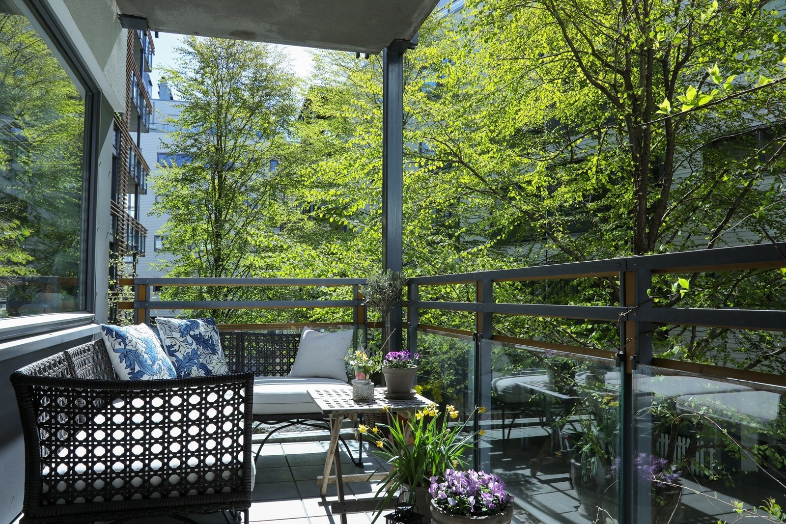 Utgang til overbygget og romslig balkong på 9 m² Galleribilde