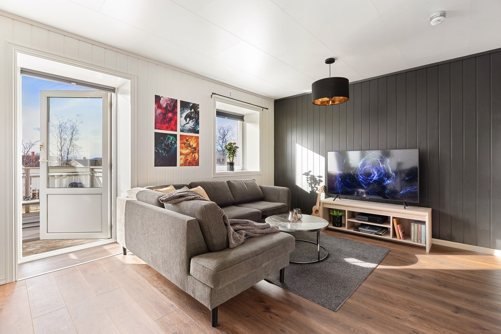 Busstopp ligger ca. 220 m fra inngangsdøren og nærbutikk ca. 400 m unna. Gangavstand til sentrum, barnehage, skoler og Fauskebadet med badstue, boblebad, terapibasseng Galleribilde