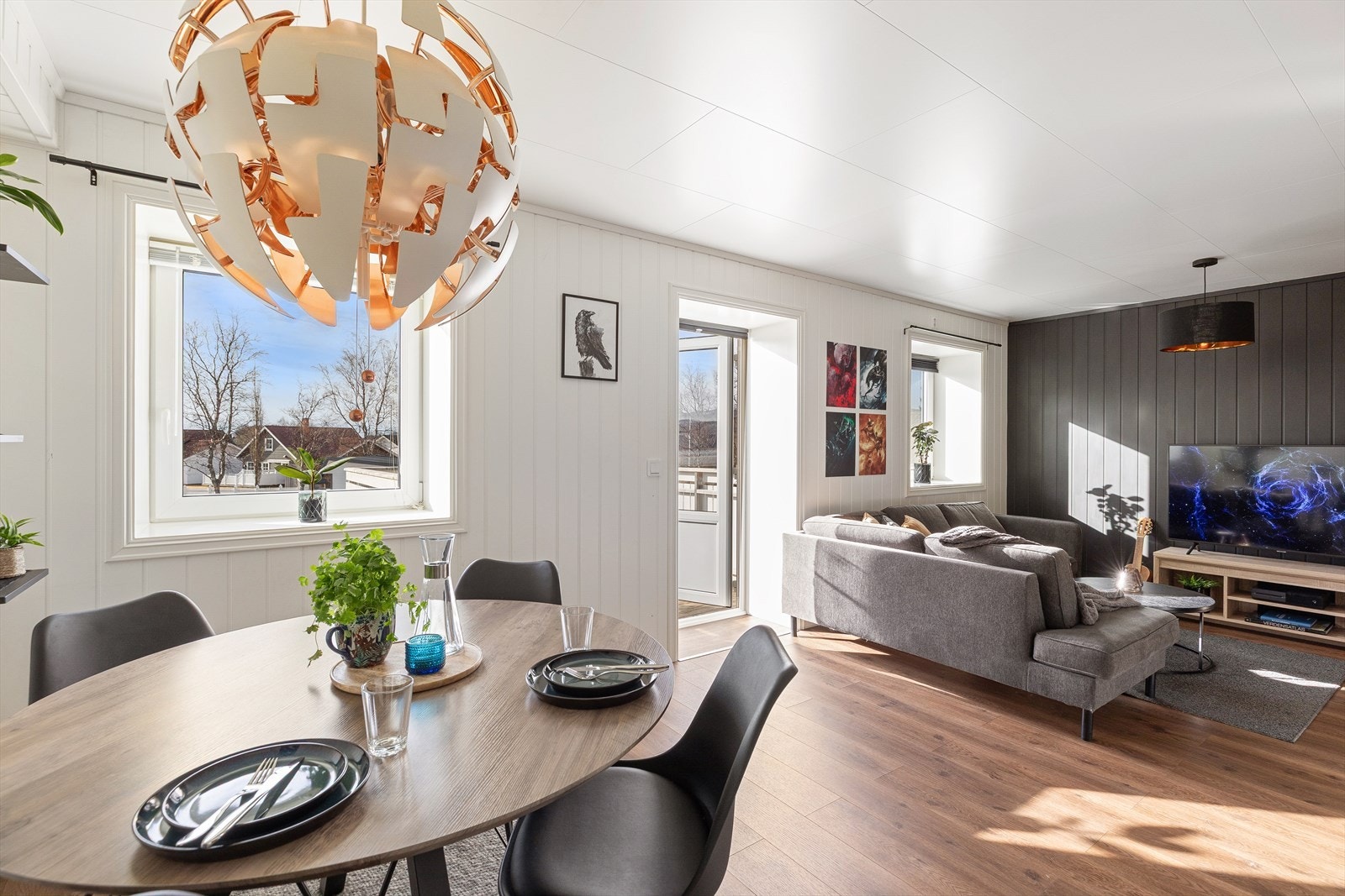 Praktisk og funksjonell planløsning med stue/kjøkken, soverom, bad/vaskerom og innvendig bod samlet på ett plan. Leiligheten har adkomst via heis eller trapp Galleribilde