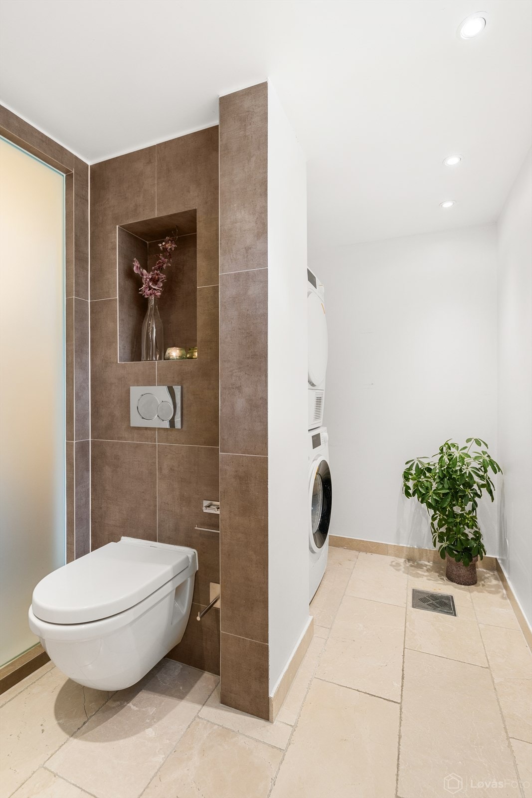 Badet har en skjermet løsning på andre siden, med plass til vaskemaskin og tørketrommel. Galleribilde
