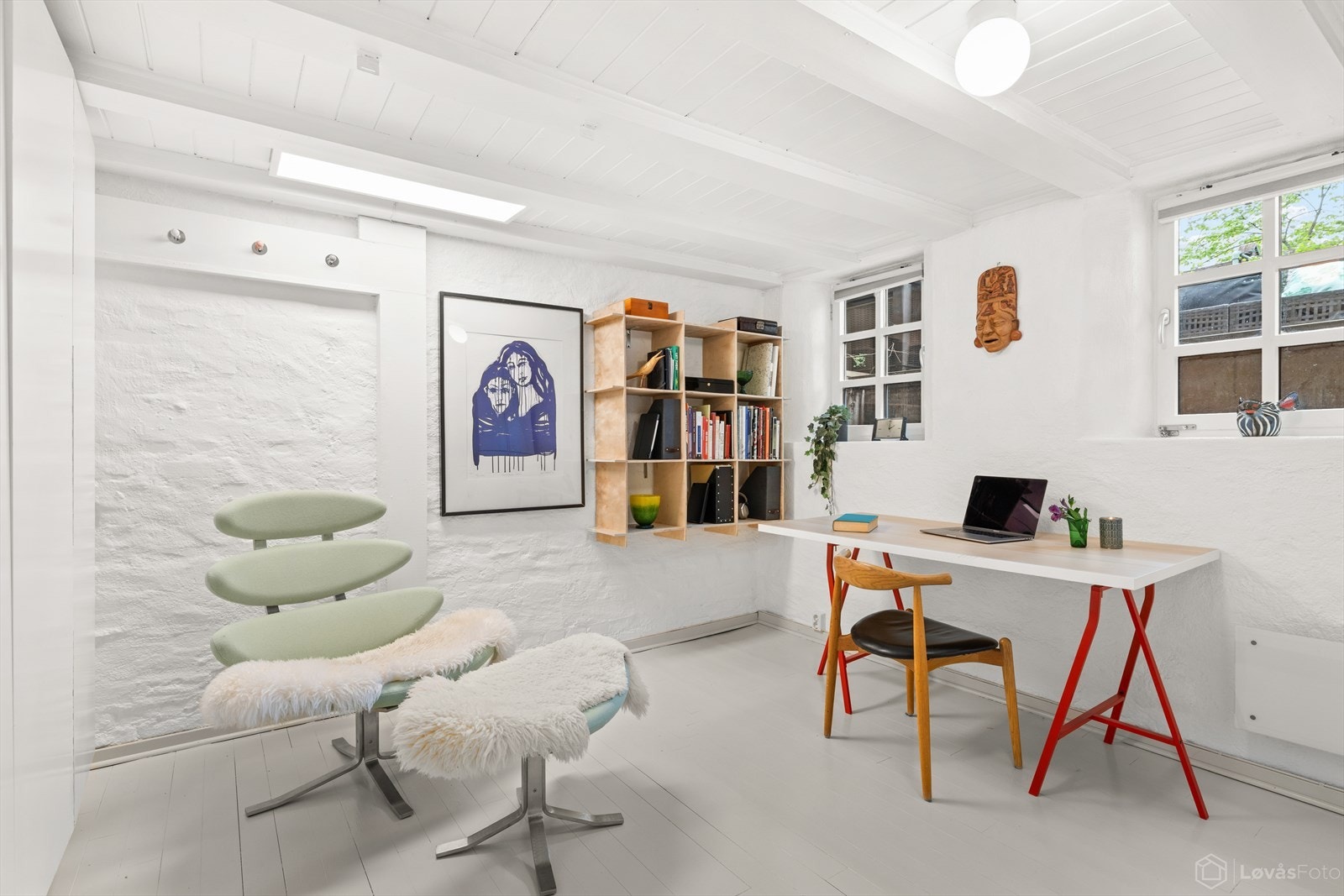 I kjelleretasjen ligger et rom som opprinnelig er byggemeldt som bod. Rommet er derfor ikke godkjent for varig opphold. Galleribilde