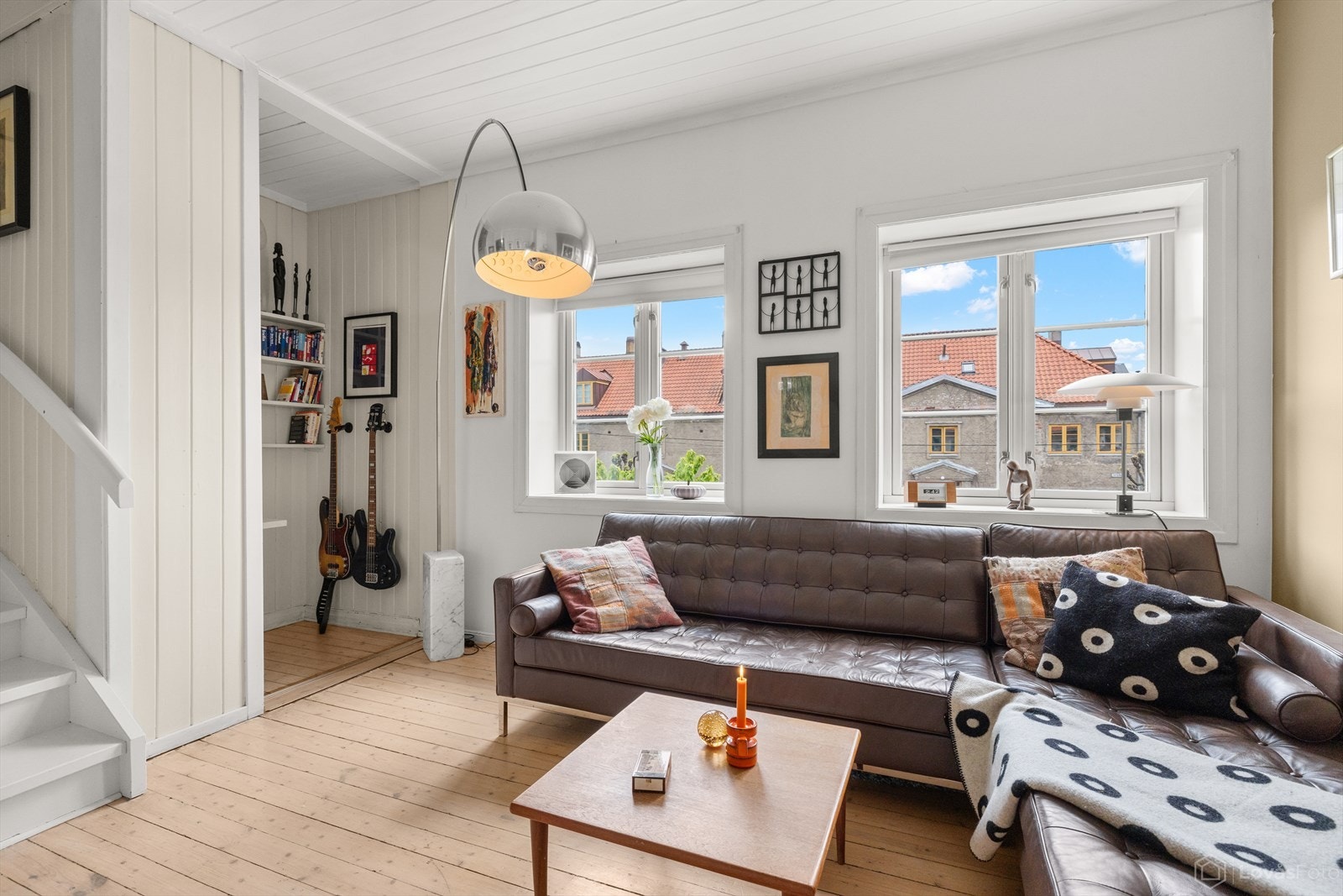 Den rolige fargepaletten og den gjennomgående materialbruken gjør at rommet føles harmonisk og lett å innrede etter behov. Galleribilde