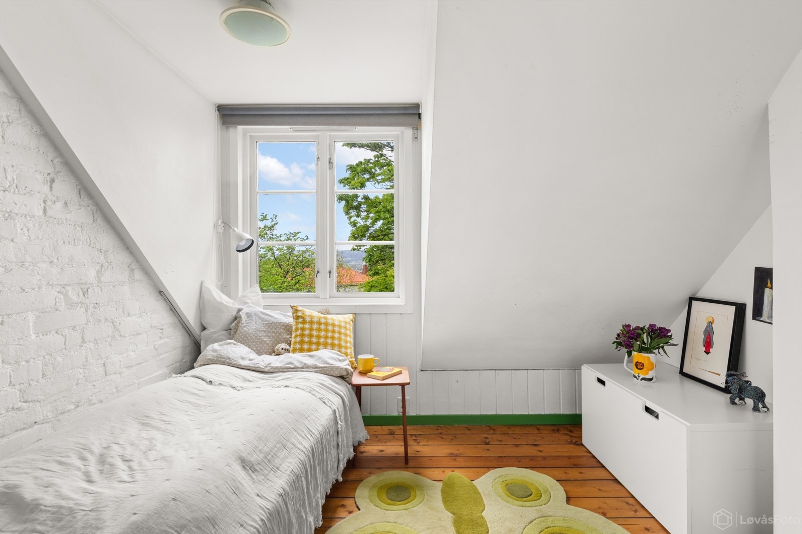 Fin plass til seng og skrivebord. Galleribilde