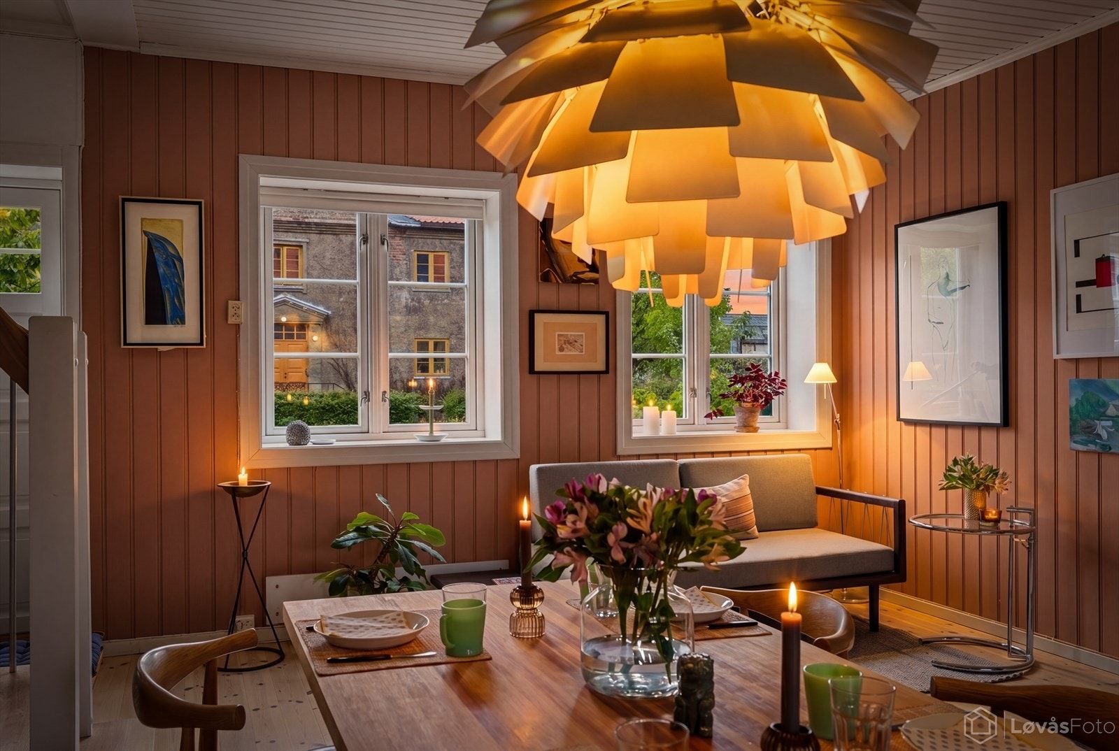 Vinduene slipper inn et dempet skjær fra utebelysningen. Samtidig kan man se gløden fra peisen i stuen. Galleribilde