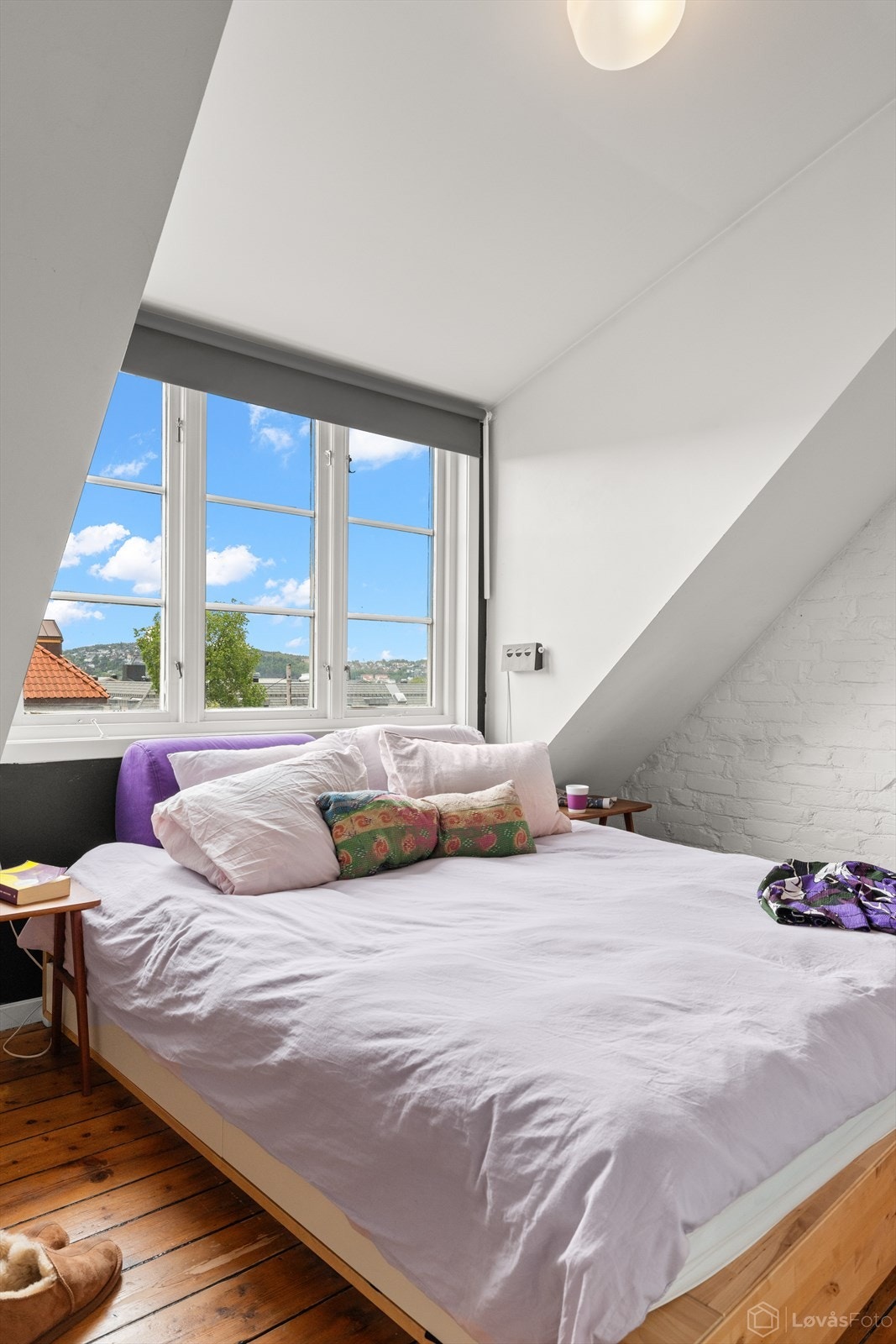 Fra soverommet har du fint utsyn over de karakteristiske takene i Lille Tøyen Hageby og Ekebergåsen. Galleribilde