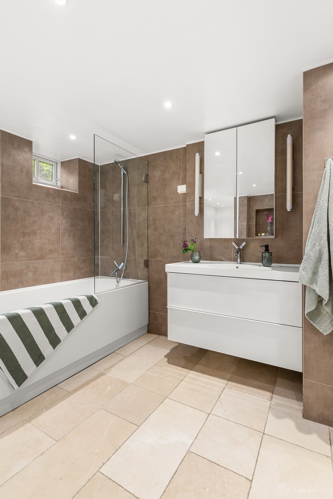 I tillegg til servant med praktisk oppbevaring er badet utstyrt med en stor garderobe med speilfronter. Galleribilde