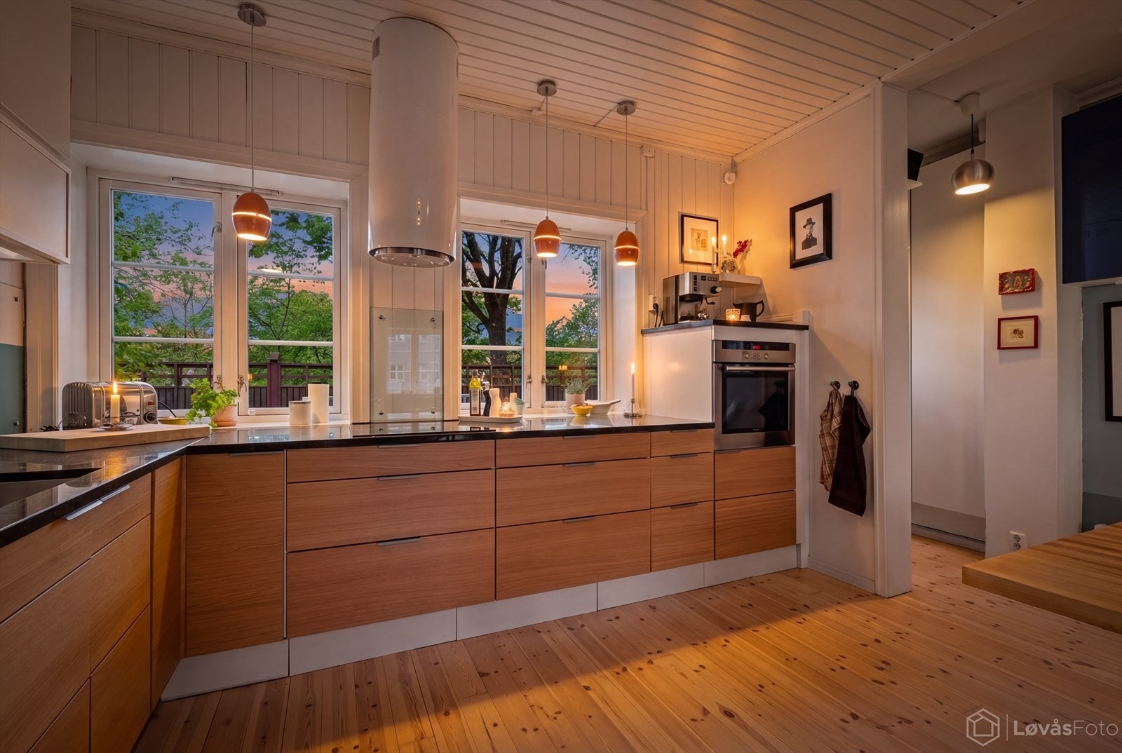 Når kvelden faller på, får kjøkkenet og spisestuen et lunt og behagelig preg. Galleribilde